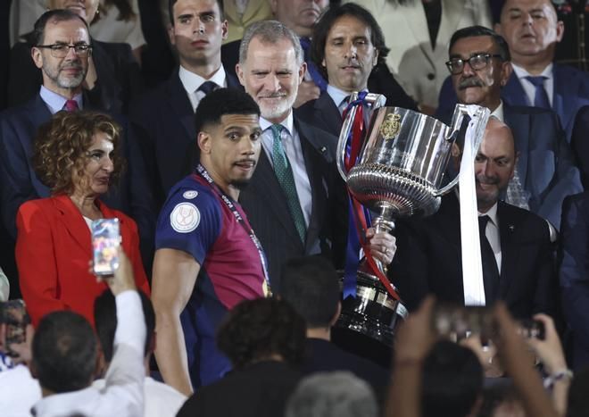 تصاویر جشن قهرمانی بارسلونا 3-2 رئال مادرید در فینال کوپا دل ری 2024/25