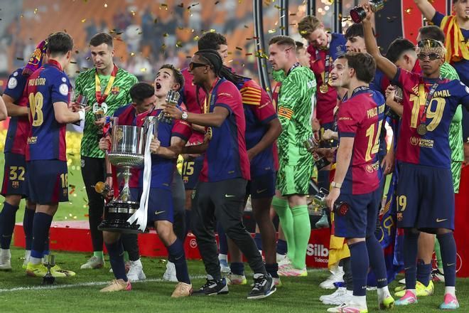 تصاویر جشن قهرمانی بارسلونا 3-2 رئال مادرید در فینال کوپا دل ری 2024/25